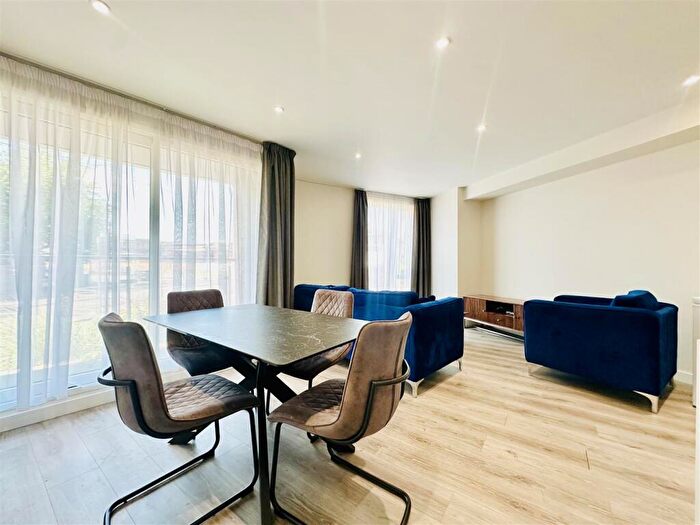 2 Bedroom Apartment To Rent In The Curve, Nottingham, NG7