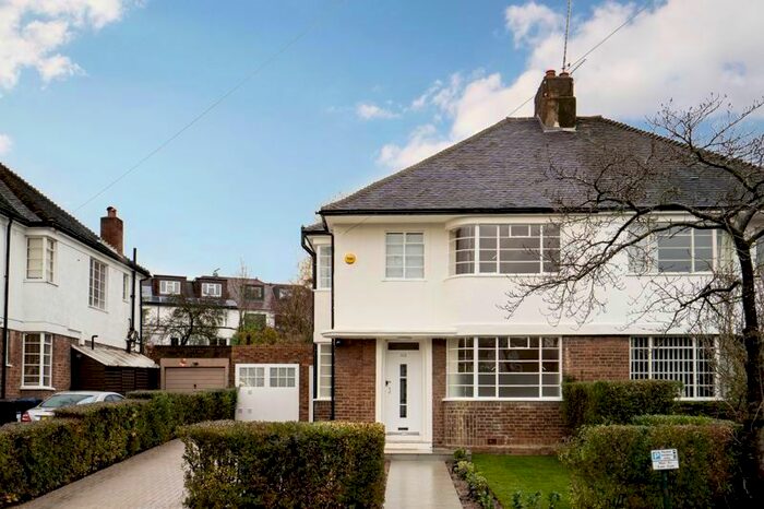4 Bedroom Semi-Detached House To Rent In Brim Hill, Hampstead Garden Suburb, N2
