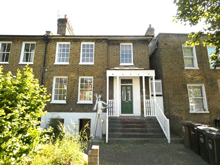 3 Bedroom Flat To Rent In Navarino Road, London, E8