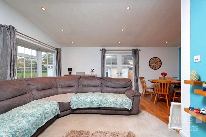 3 Bedroom Park Home For Sale In Fairfield Park, West End Road, Mortimer Common, Reading, Berkshire, RG7