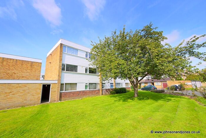2 Bedroom Flat To Rent In Hazelbank Court, Chertsey, KT16