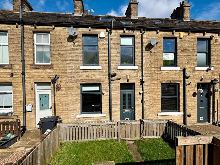 3 Bedroom Terraced House For Sale In Banks End Road, Elland, HX5