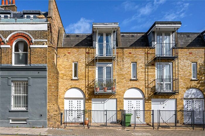 3 Bedroom Terraced House For Sale In Wakeham Street, Canonbury, London, N1
