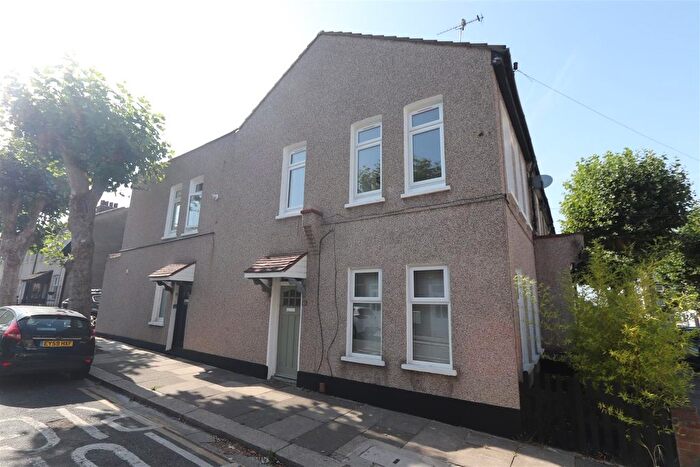 2 Bedroom Flat To Rent In Tudor Road, Westcliff-On-Sea, SS0