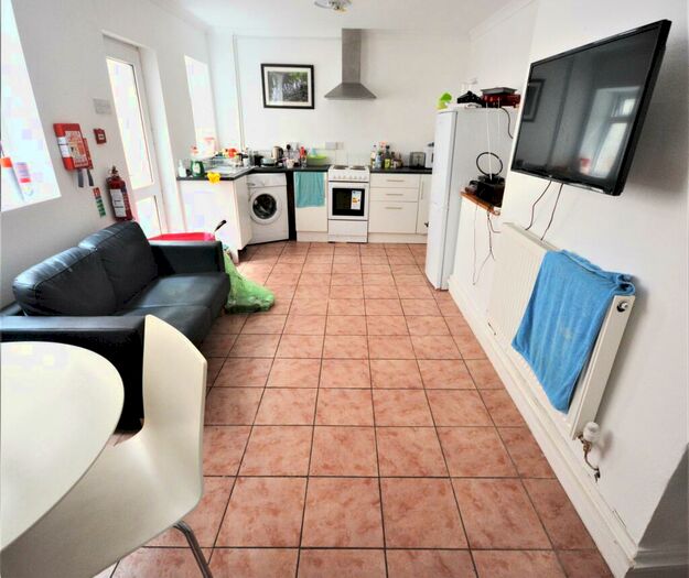 2 Bedroom Flat To Rent In Brynymor Crescent, Brynmill, Swansea, SA1