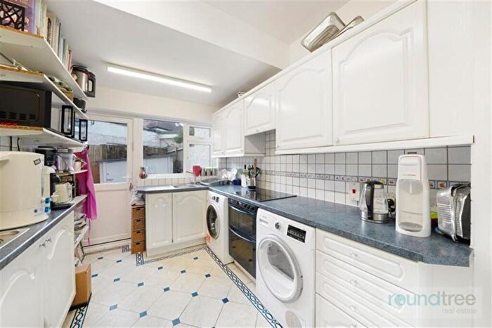 4 Bedroom House For Sale In Golders Rise, Hendon, NW4