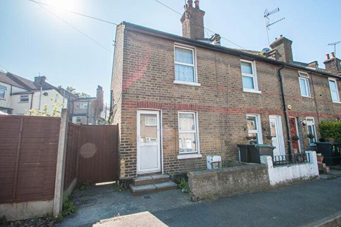 2 Bedroom End Of Terrace House To Rent In Railway Street, Gravesend, DA11