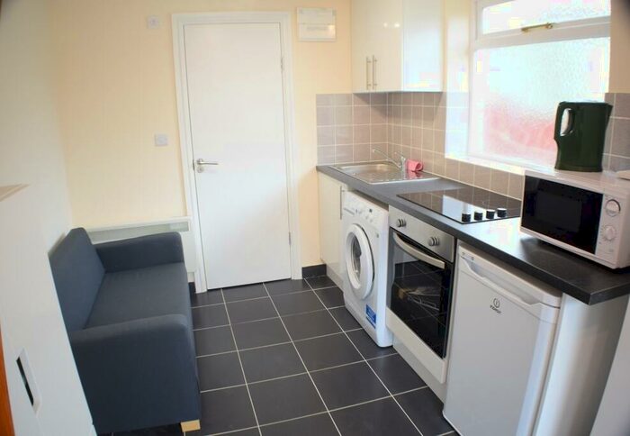 Studio To Rent In Alberon Gardens, London, NW11