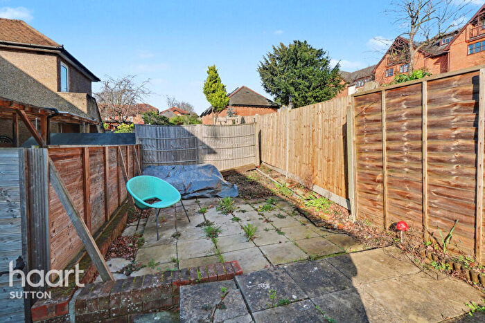 2 Bedroom Maisonette For Sale In Keswick Close, Sutton, SM1