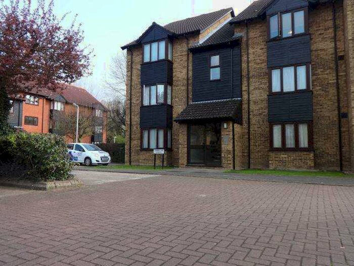 1 Bedroom Studio Flat To Rent In Turnpike Lane, Uxbridge, Middlesex, UB10