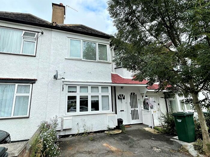 2 Bedroom Flat For Sale In Hale Grove Gardens, Mill Hill, NW7
