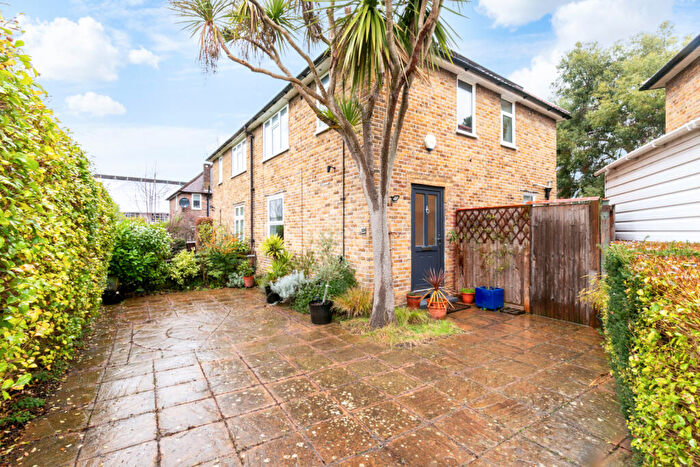 3 Bedroom Semi Detached House For Sale In Buckland Walk, Morden, SM4