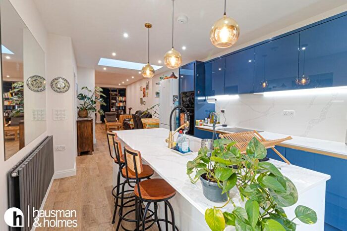 3 Bedroom Flat To Rent In Golders Green Crescent, Golders Green, NW11