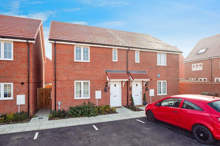 3 Bedroom Semi-Detached House For Sale In Reeves Avenue, Tonbridge, TN12
