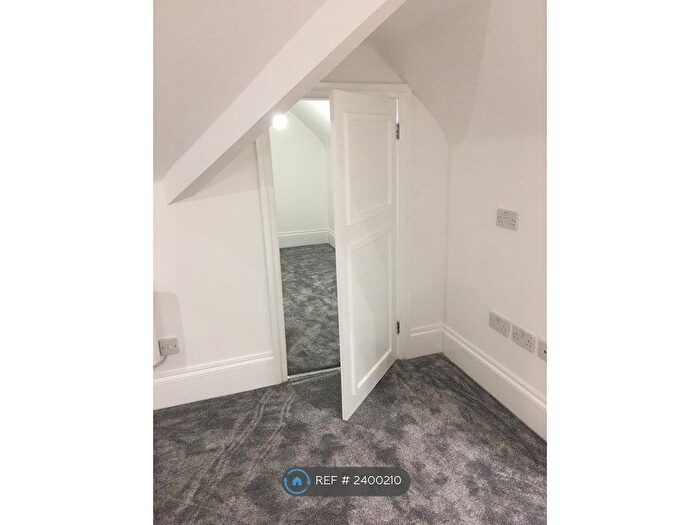 2 Bedroom Flat To Rent In Thornbury Avenue, Southampton, SO15
