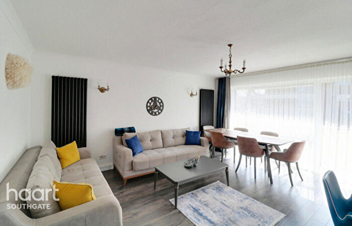 2 Bedroom Apartment For Sale In Windsor Court, London, N14