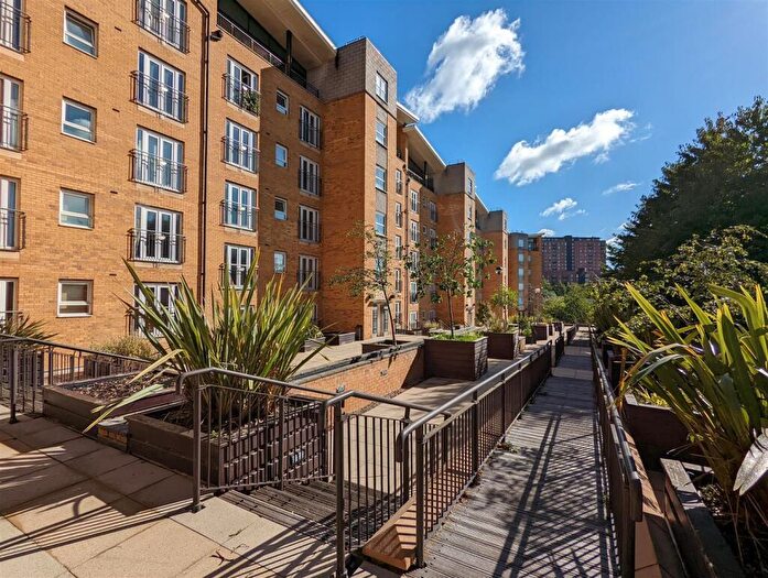 2 Bedroom Apartment For Sale In Middlewood Street, Salford, M5