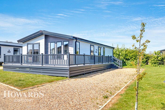 2 Bedroom Chalet For Sale In The Hollies London Road, Lowestoft, NR33