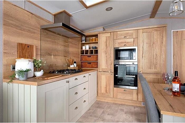 2 Bedroom Mobile/park Home For Sale In Sleaford Road, Tattershall, Lincoln, LN4