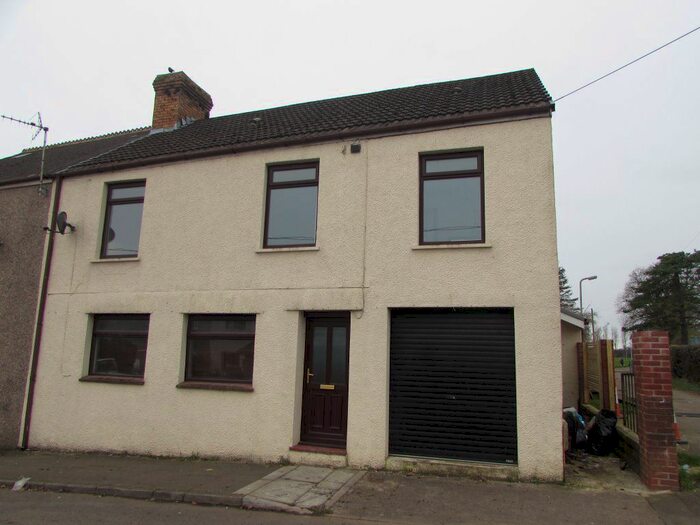 4 Bedroom Property To Rent In High Street, Heol Y Cyw, Bridgend, CF35