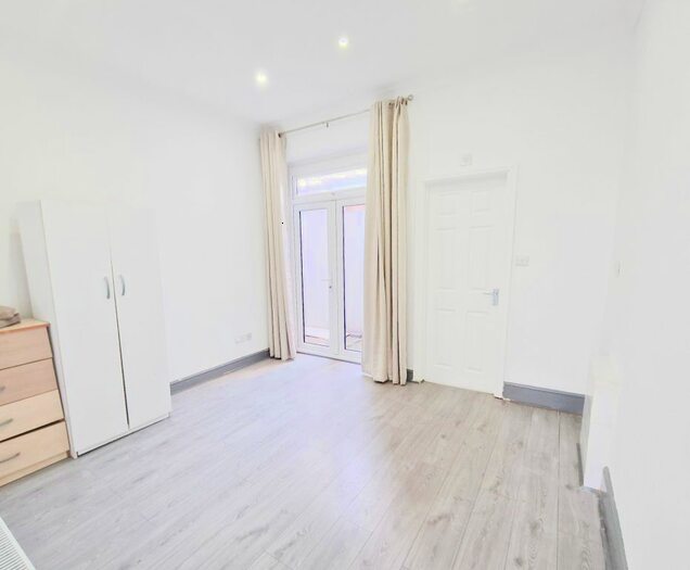 Studio To Rent In Thorold Road, Ilford, IG1