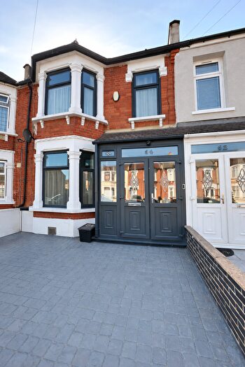 4 Bedroom Semi Detached House For Sale In Betchworth Road, Ilford, IG3