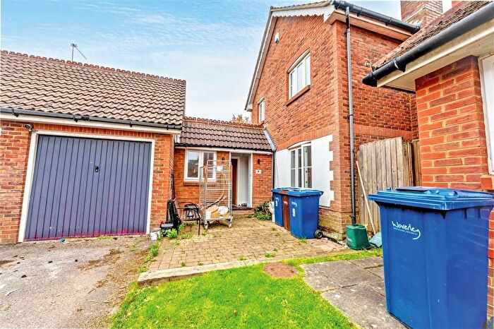 4 Bedroom Link Detached House For Sale In Lynton Close, Farnham, GU9