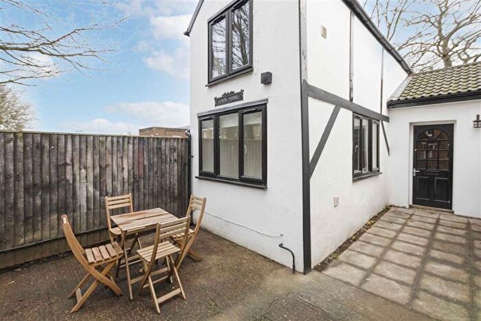 1 Bedroom Property To Rent In Vicarage Road, Teddington, TW11