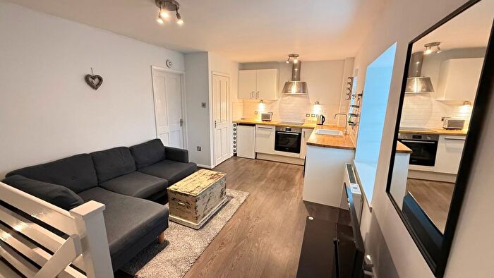 1 Bedroom Maisonette To Rent In Finnart Close, Weybridge, KT13