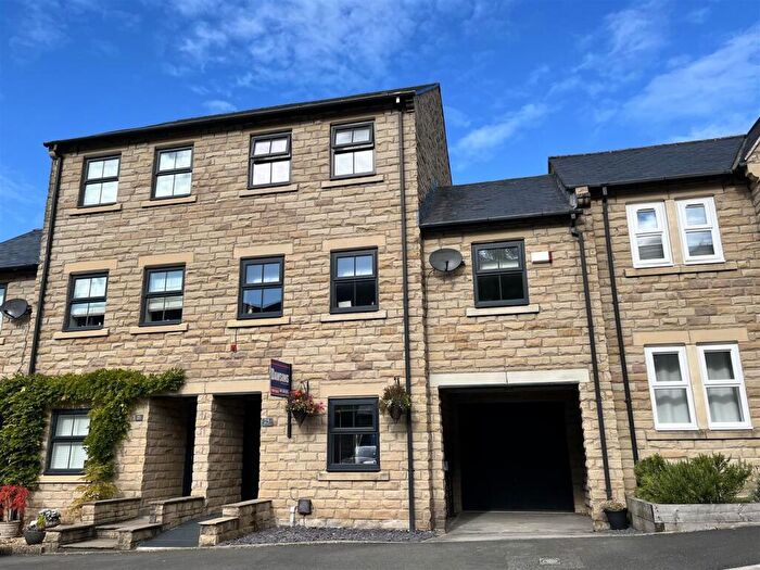 4 Bedroom Town House For Sale In Calico Crescent, Carrbrook, SK15