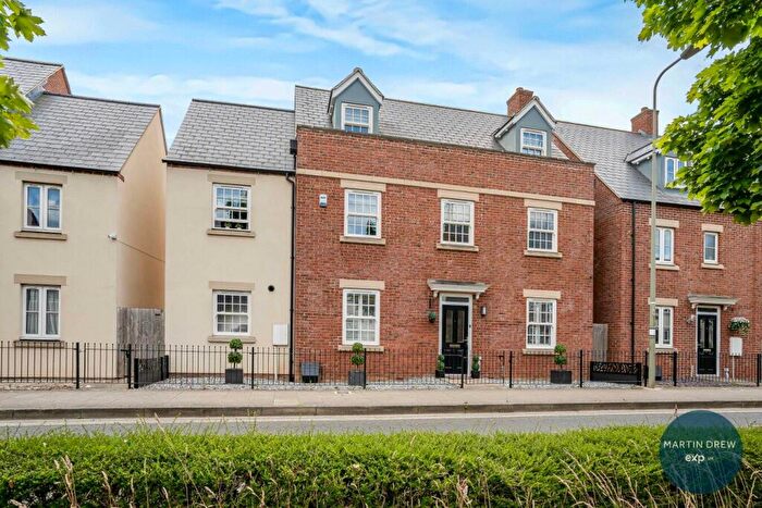 5 Bedroom Detached House For Sale In Whitelands Way, Bicester, OX26