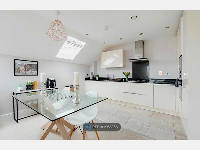 2 Bedroom Flat To Rent In Woodcote Road, Wallington, SM6