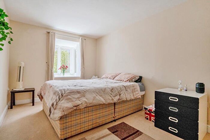 2 Bedroom Flat To Rent In Thornhill Close, Carterton, OX18