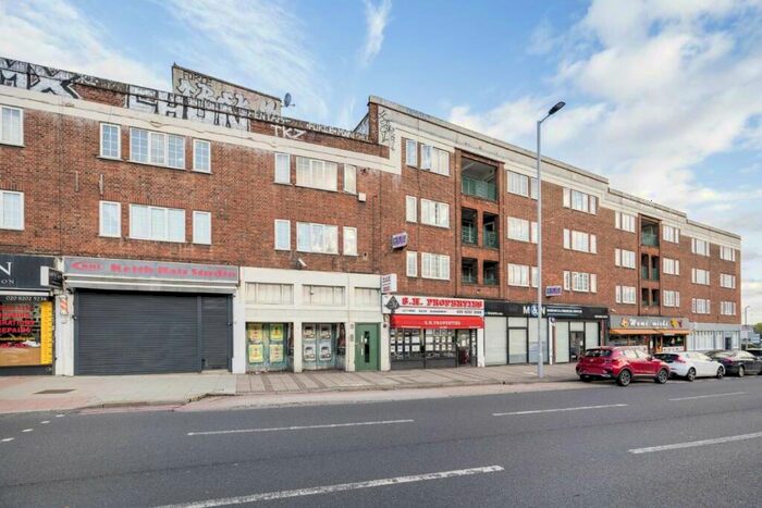 4 Bedroom Flat To Rent In Cheyne Close, London, NW4