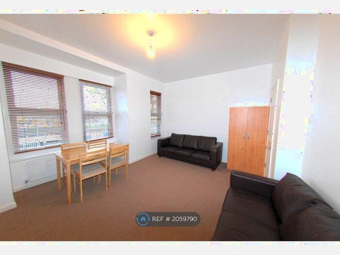 3 Bedroom Flat To Rent In Manor Road, London, W13
