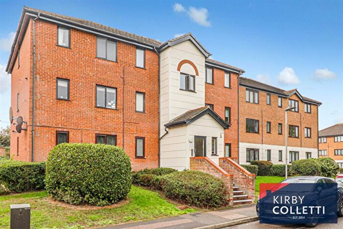 1 Bedroom Flat For Sale In Parrotts Field, Hoddesdon, EN11