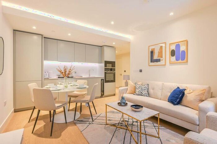 2 Bedroom Flat To Rent In South Quay Plaza, Tower Hamlets, London, E14