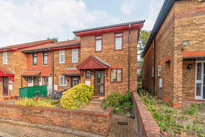 2 Bedroom End Of Terrace House To Rent In Alvia Gardens, Sutton, SM1