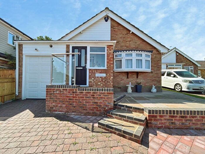 4 Bedroom Bungalow For Sale In Quakers Close, Hartley, Kent, DA3