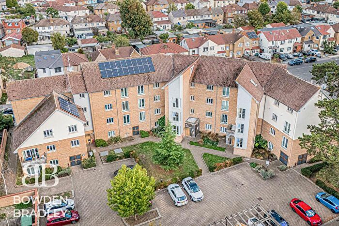 2 Bedroom Flat For Sale In New Mossford Way, Barkingside, IG6