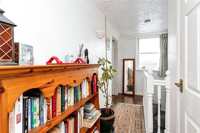 2 Bedroom Flat For Sale In Hadlow Road, Tonbridge, Kent, TN9