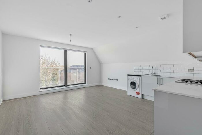 2 Bedroom Flat To Rent In Baring Road London, SE12