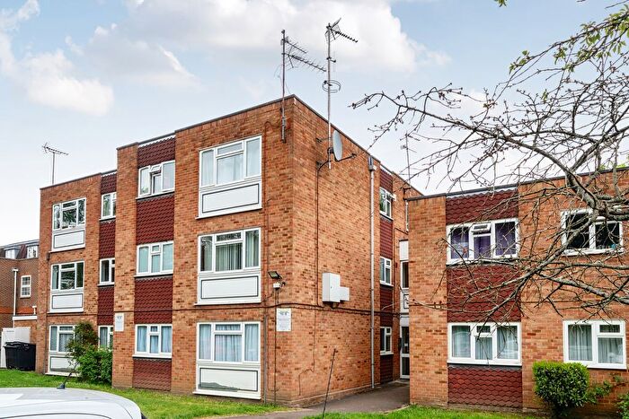1 Bedroom Flat For Sale In Brighton Road, Addlestone, Surrey, KT15