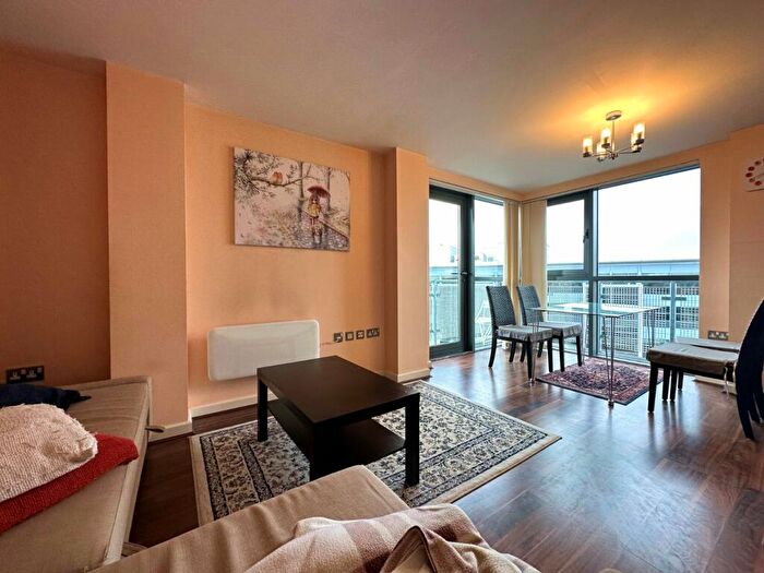 2 Bedroom Flat To Rent In City Walk, Leeds, West Yorkshire, LS11