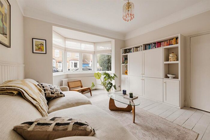 2 Bedroom Flat For Sale In Carnarvon Road, South Woodford, E18