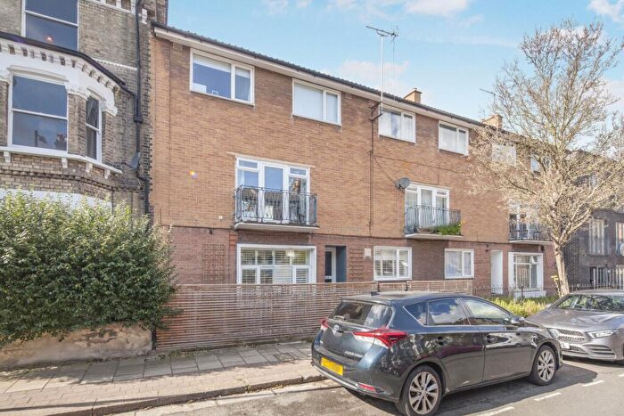3 Bedroom Flat To Rent In Shenley Road London, SE5