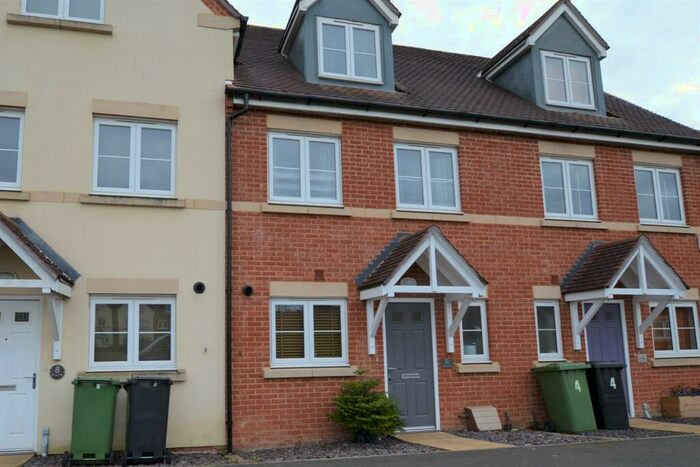 3 Bedroom Town House To Rent In Tadley, Hampshire, RG26