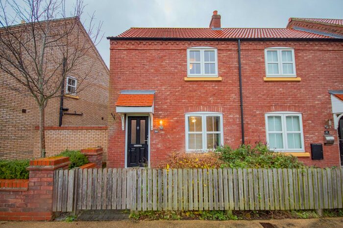 2 Bedroom End Of Terrace House To Rent In Shinewater Park, Kingswood, HU7