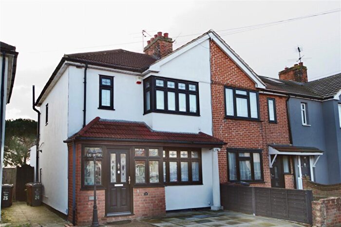 3 Bedroom End Of Terrace House For Sale In Beamway, Dagenham, Essex, RM10