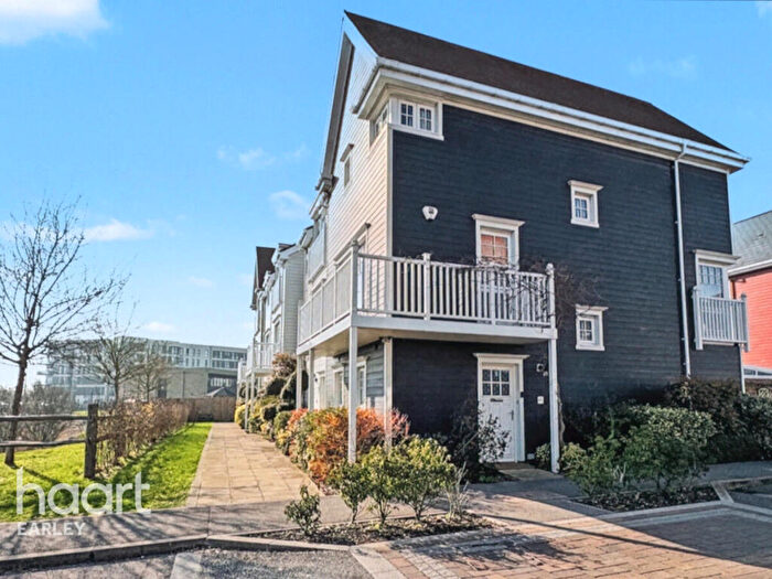 5 Bedroom Town House To Rent In Longwater Avenue, Reading, RG2